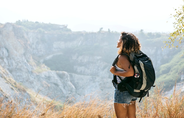 Viaggiatore della donna che esamina montagna