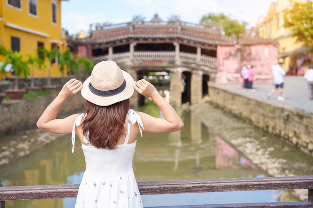 호이안(Hoi An) 고대 도시 베트남의 랜드마크이자 관광 명소인 베트남과 동남아시아 여행 컨셉에 인기 있는 일본 덮힌 다리 또는 카우 사원에서 관광하는 여성 여행자