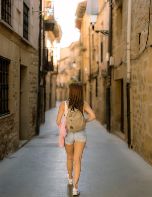 写真 中世の村を訪れる女性旅行者