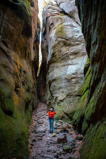 Viaggiatore della donna che cammina dal sentiero nel canyon