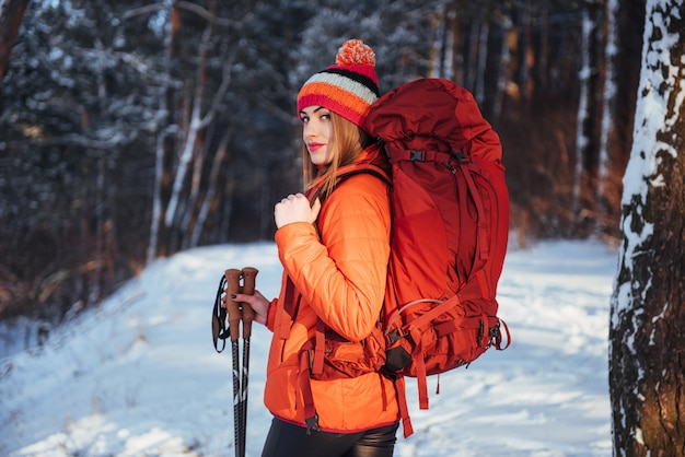 Путешественник женщина с рюкзаком Пешие прогулки Путешествия Стиль жизни приключения активный отдых на открытом воздухе. Красивый пейзажный лес