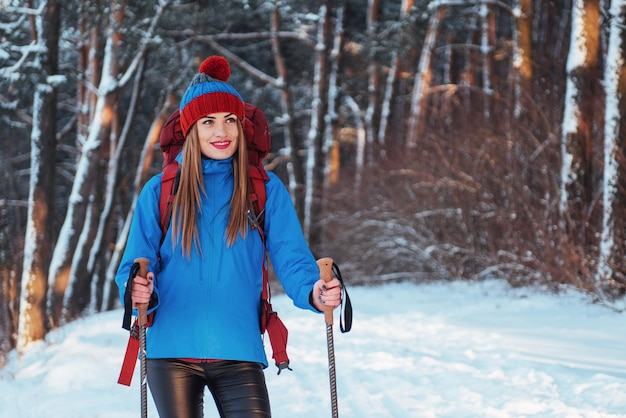 屋外旅行ライフスタイルアドベンチャーアクティブな休暇をハイキングのバックパックを持つ女性旅行者。美しい風景の森