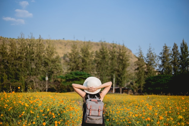 バックパックと素晴らしい山々を見ている女性旅行者。