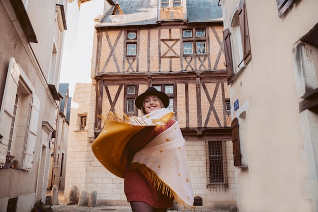 写真 中世ヨーロッパの都市、アンジェを旅する女性