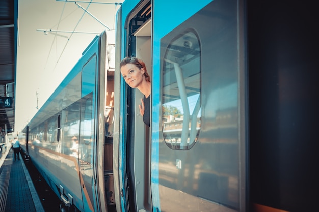 電車で旅行する女性