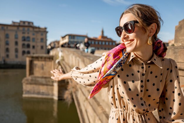 イタリアのフィレンツェを旅する女性