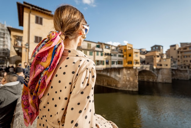 イタリアのフィレンツェを旅する女性