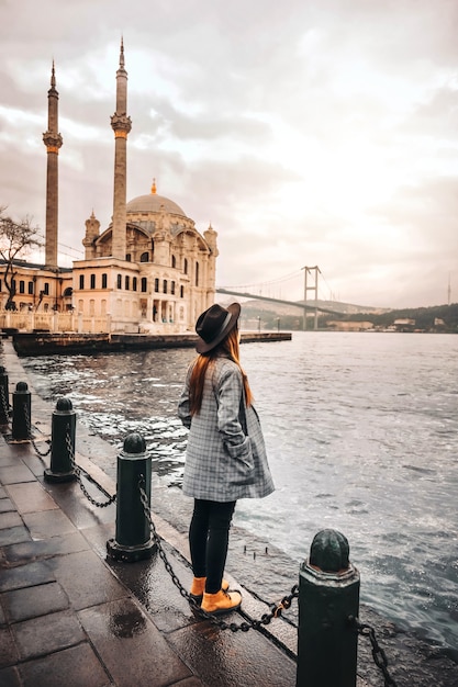 Photo woman traveling at istanbul ortakoy mosquel, turkey