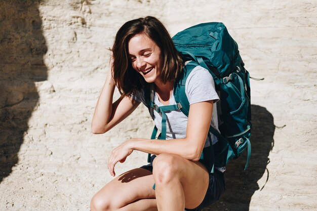 Photo woman traveling with backpack