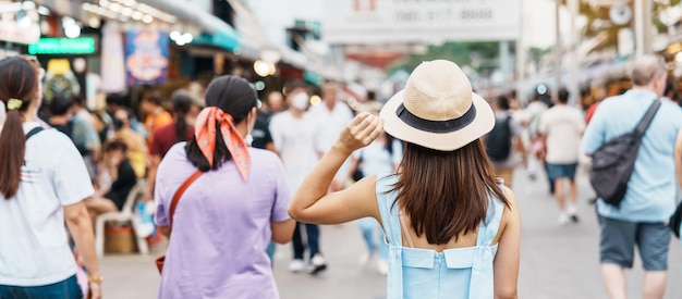 Photo woman traveling with hat asian traveler standing at chatuchak weekend market landmark and popular for tourist attractions in bangkok thailand travel in southeast asia concept