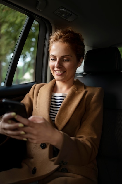 Foto donna che viaggia con la sua auto