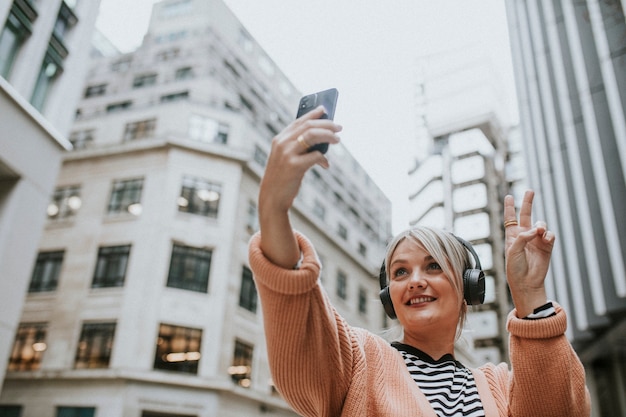 Donna viaggiatrice che si fa un selfie a londra