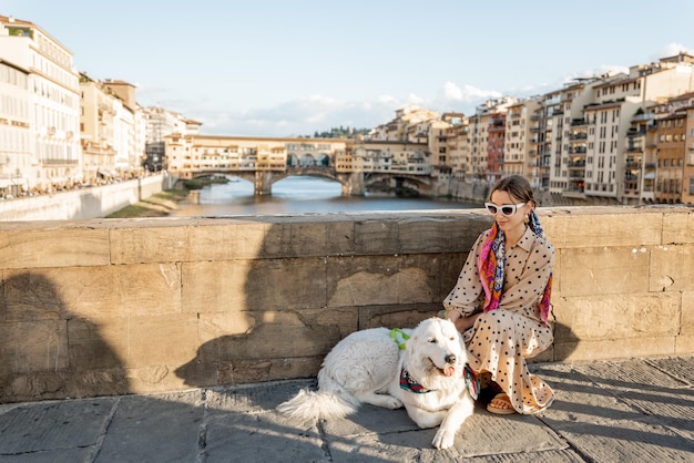 女性はイタリアのフィレンツェで犬と一緒に旅行します