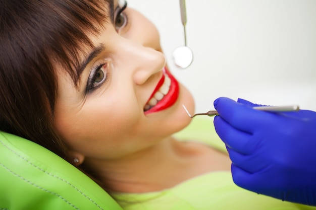 Photo woman treats teeth in dental clinic