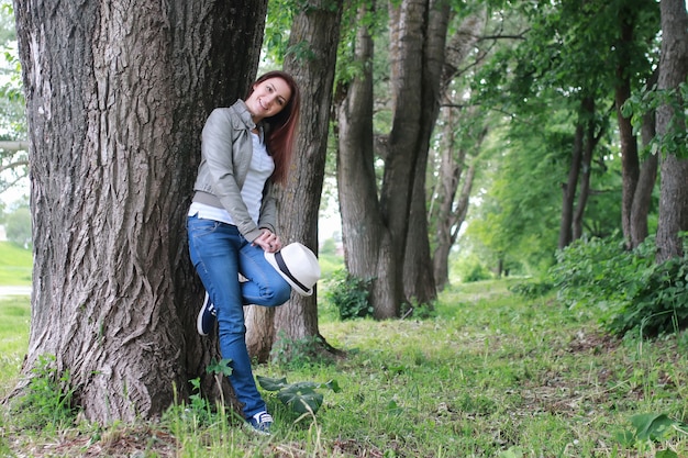 Donna nel parco degli alberi all'aperto