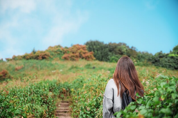 숲에서 트레킹하는 여자