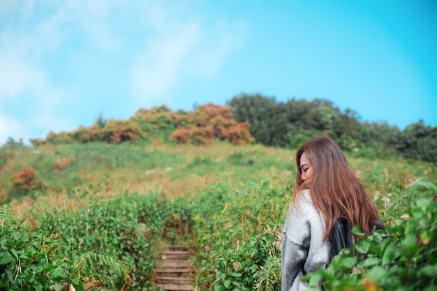 열 대 숲에서 트레킹하는 여자