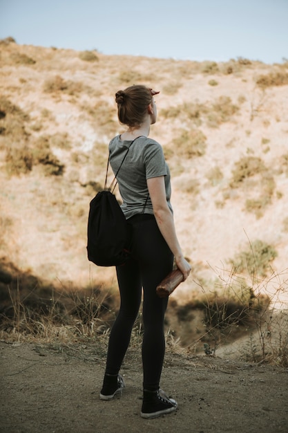 Foto trekking della donna nella valle