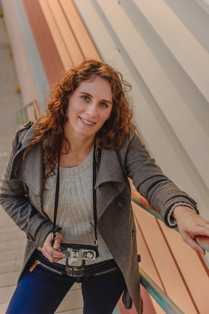 Photo woman on a trip takes photos of the city. female with a camera. women photographer