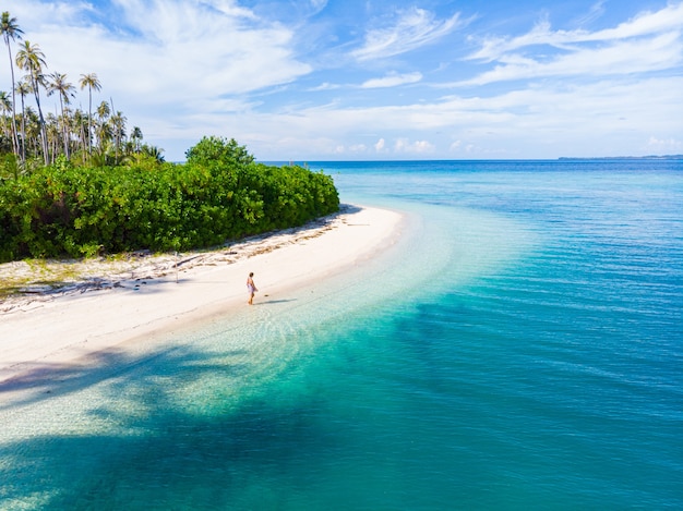 Tailana Banyak諸島の熱帯のビーチの女性スマトラ熱帯群島インドネシア、アチェ、サンゴ礁の白い砂浜