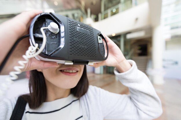 写真 博物館でvrデバイスを試している女性