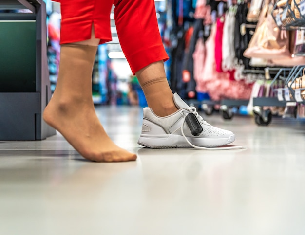 Photo woman trying shoes on in a store