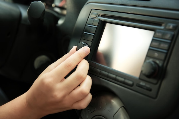 Foto radio di sintonizzazione della donna in primo piano dell'automobile