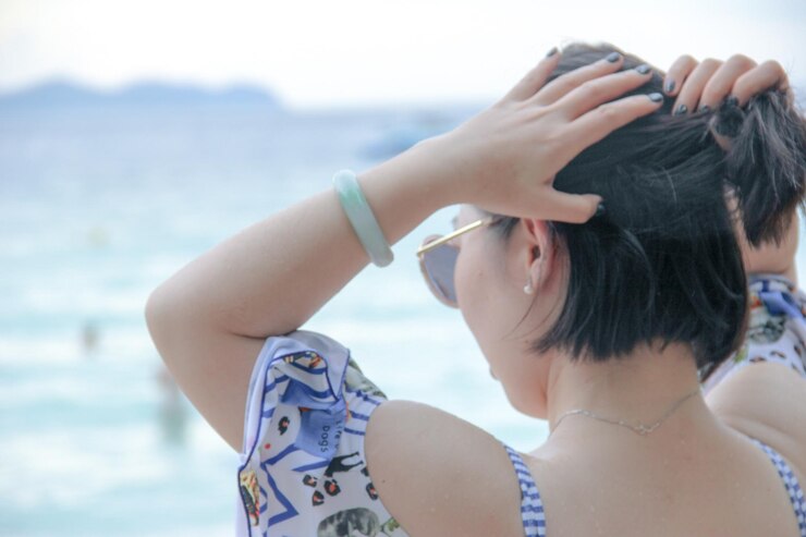 Photo 夕暮れ中にビーチでを結ぶ女性