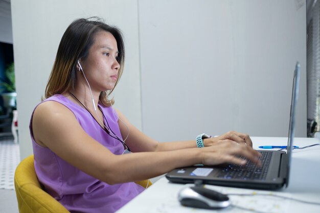 키보드를 입력하는 여자, 컴퓨터를 사용하여 작업하는 여자, 근접 촬영 손가락