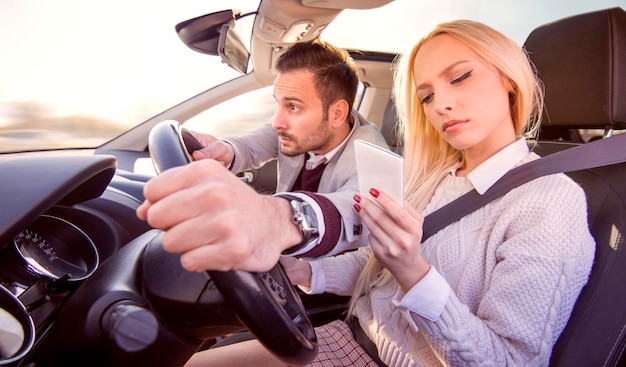 Photo woman typing text message while driving a car