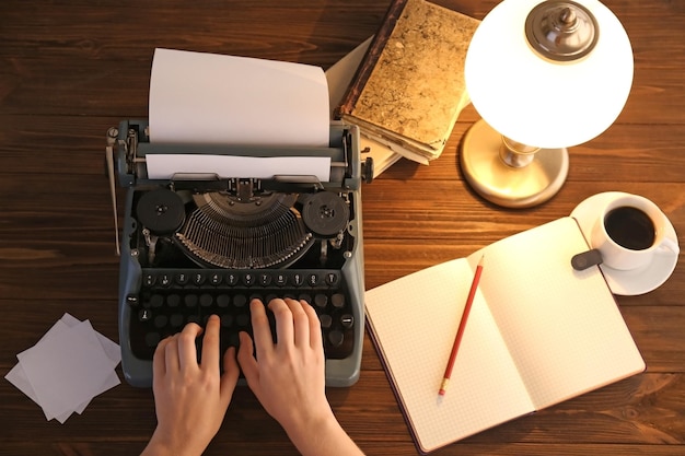 Photo woman typing on the typewriter top view