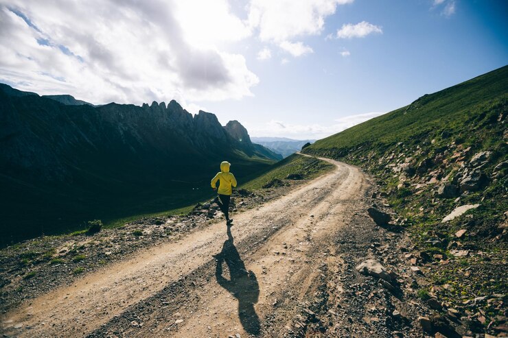 Photo woman ultramarathon runner running at mountain top