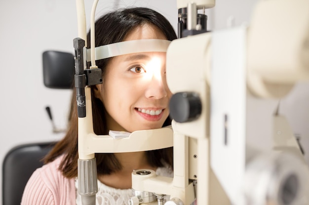 写真 女性は光学検査を受ける