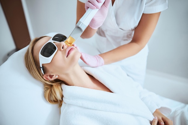 Photo woman undergoing the fractional laser skin treatment