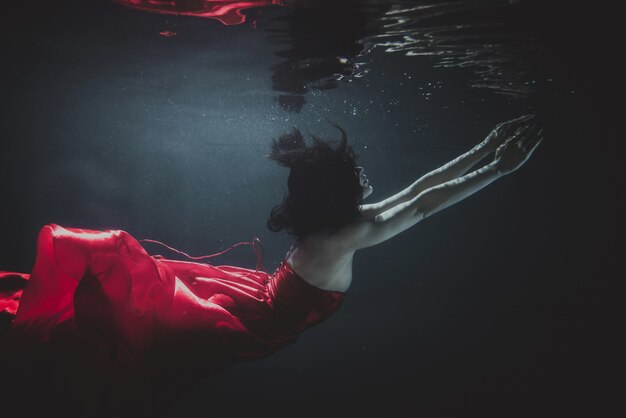 Photo woman underwater