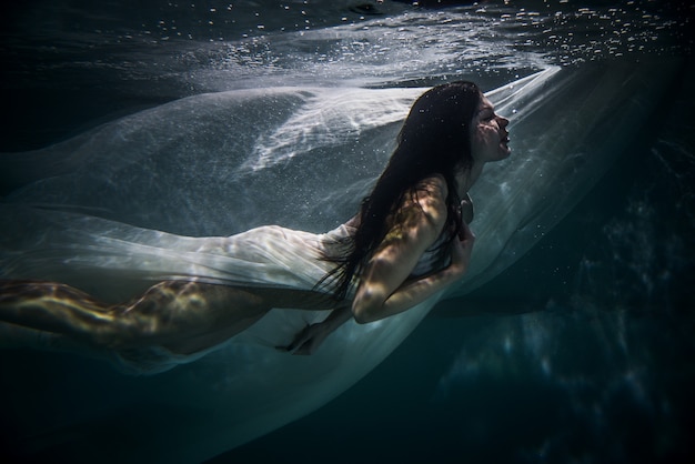 Photo woman underwater
