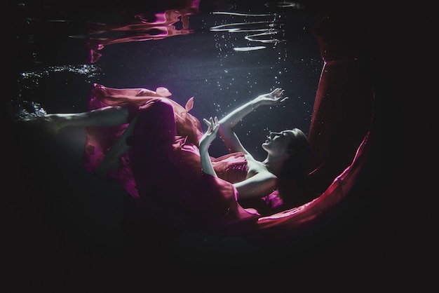 Foto donna sott'acqua