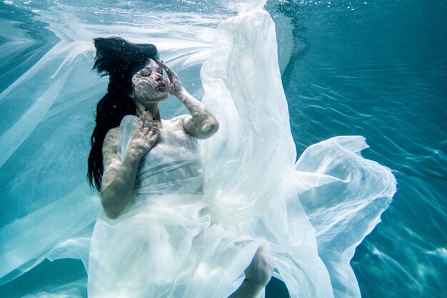 Photo woman underwater