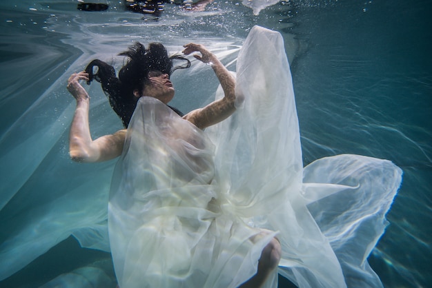 Photo woman underwater