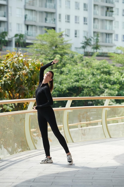 Photo woman in unitard dancing