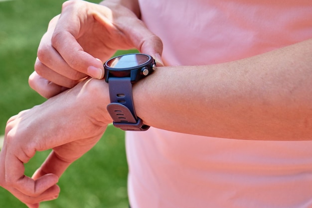 La donna usa l'orologio intelligente per il fitness che controlla i risultati dopo l'allenamento sportivo