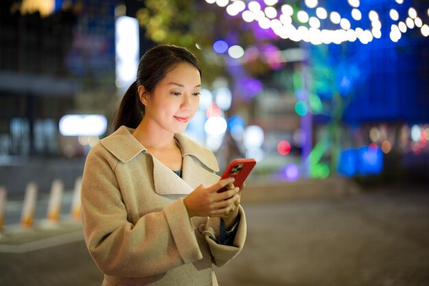 Photo woman use of mobile phone in city at night