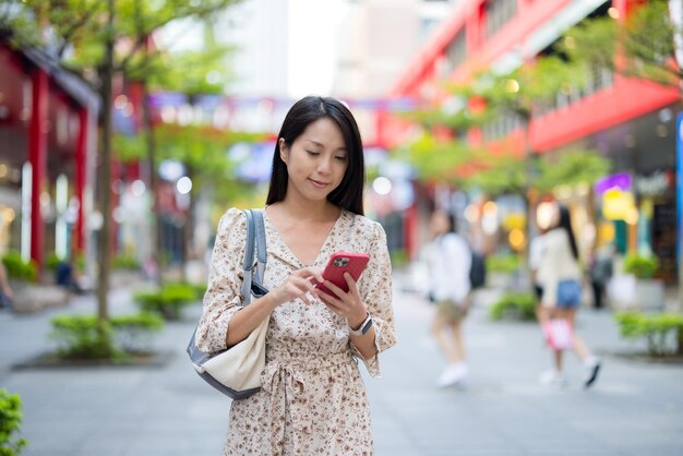 Photo woman use of mobile phone in the city