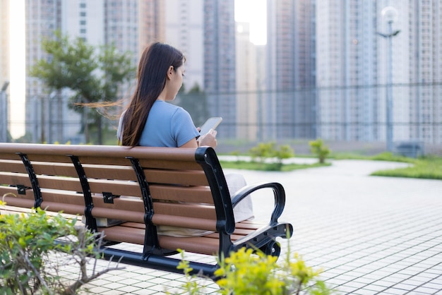 Photo woman use mobile phone at park