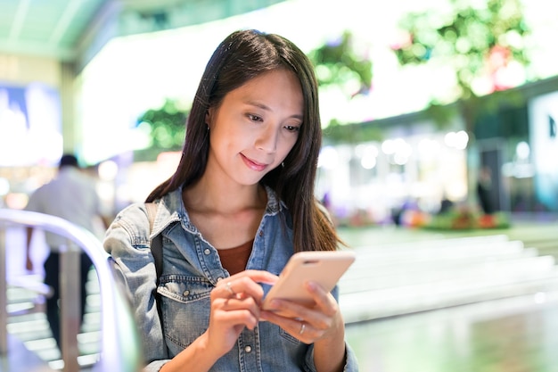 女性の路上での携帯電話の使用