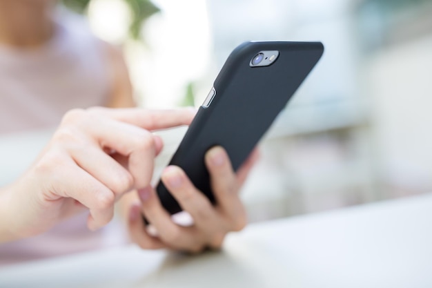 写真 女性のスマートフォン利用