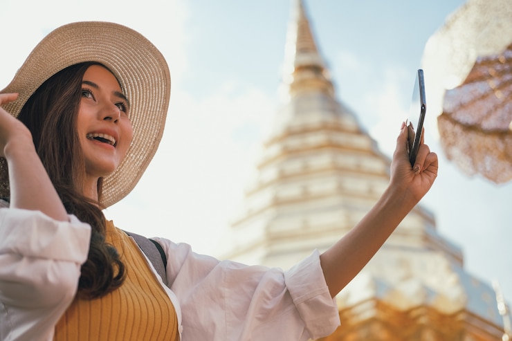 Photo 女性は写真を撮るためにスマートフォンを使用します。旅行者の観光は、休暇に旅行します。旅の旅