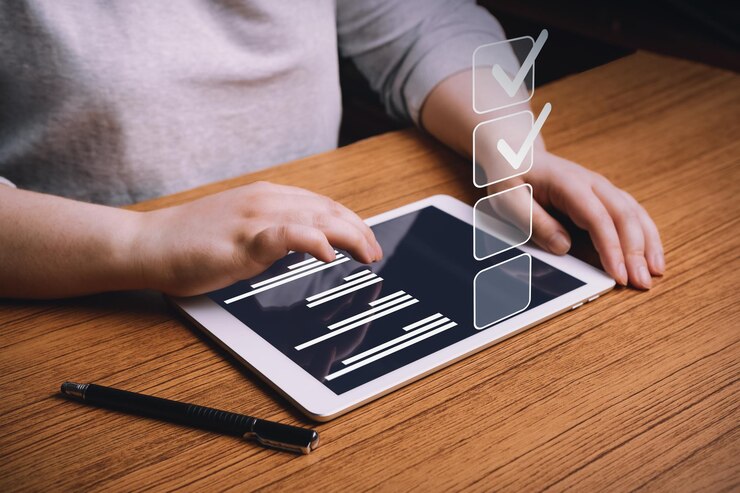 Photo 女性はタブレットを使用してチェック ボックスにマーキングを行う ビジネス タスクを正常に完了する デジタル マーケティング