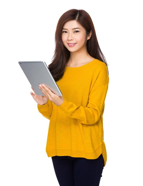 タブレットPCの女性使用