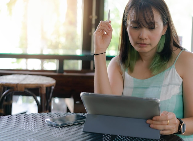 La donna usa il tablet per lavorare online o lavorare a casa